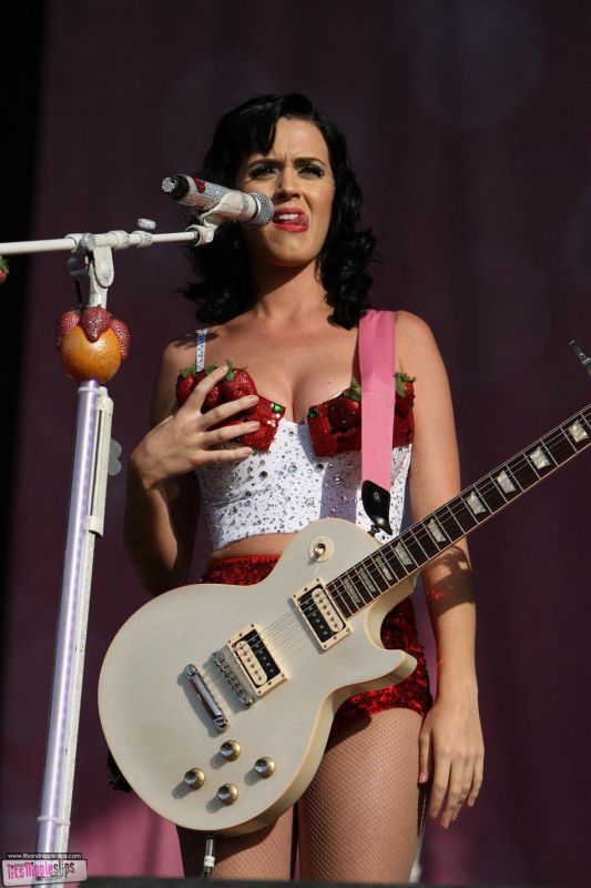 katy perry mouth tongue