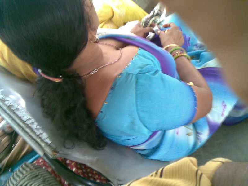 saree cleavage
