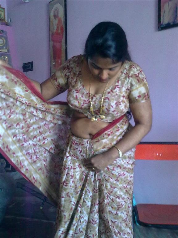 indian saree cleavage