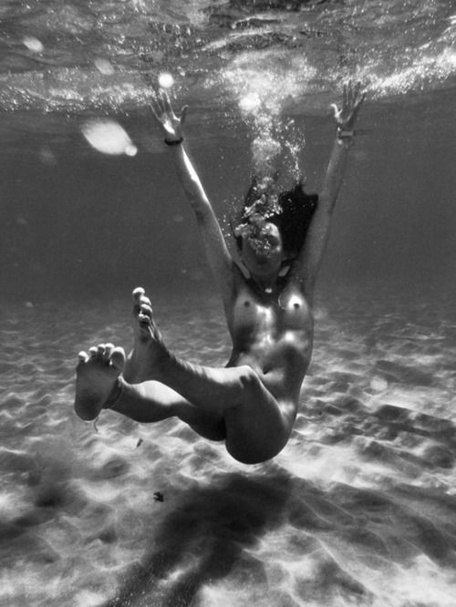 woman drowning underwater golf