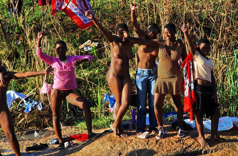 naked african women bathing