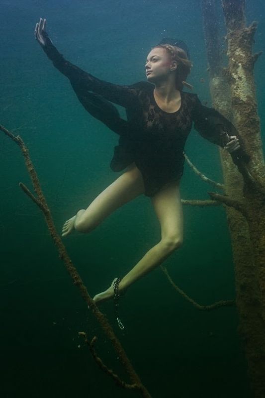 women in peril underwater