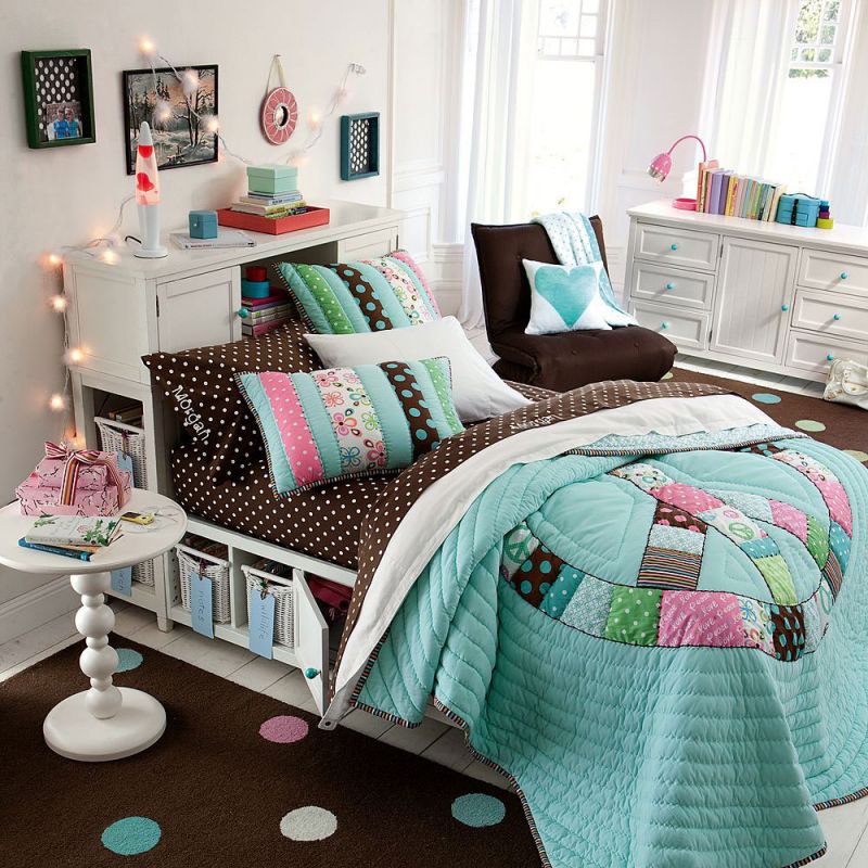 teen bedroom with 2 beds and 2 desks