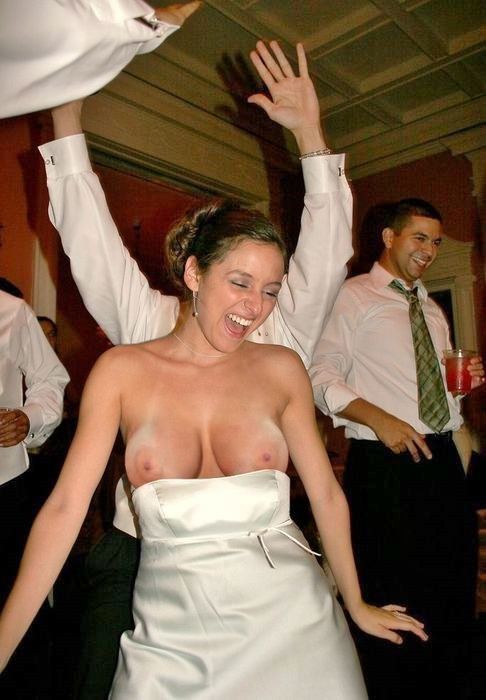 funny wedding photo bride oops