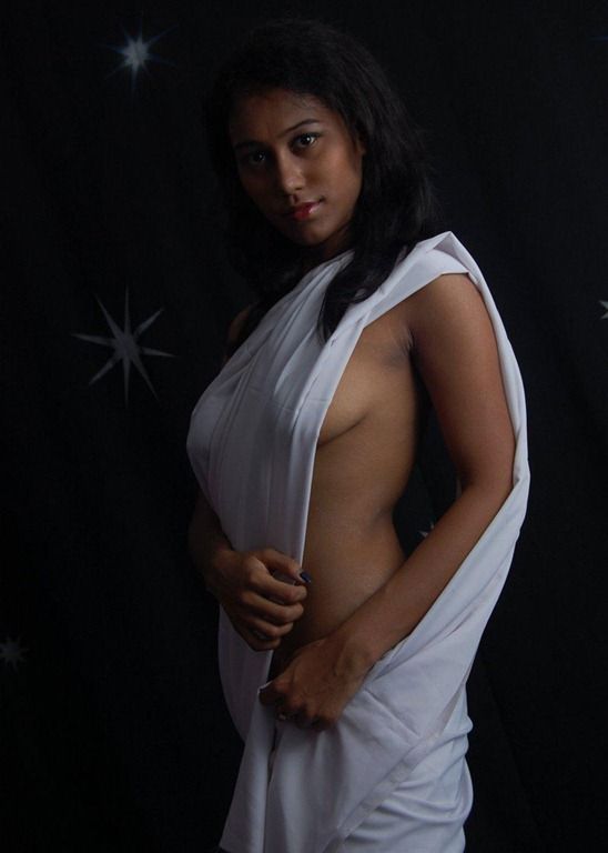 hot saree below navel