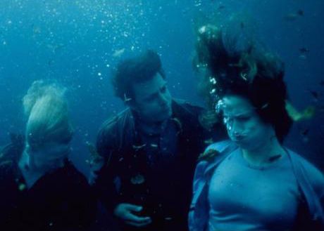 women underwater tank