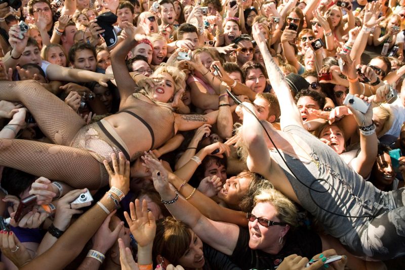 girls stripped crowd surfing
