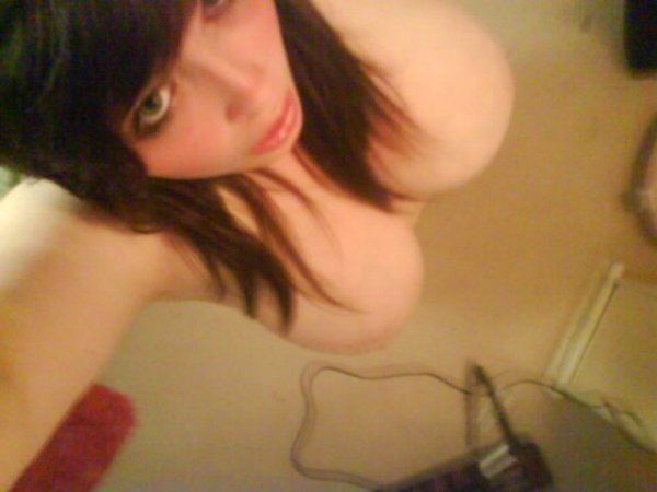 Emo girl nackt selfie