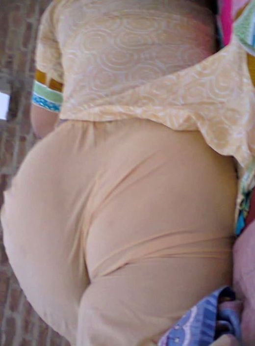 desi aunty lifiting her skirt