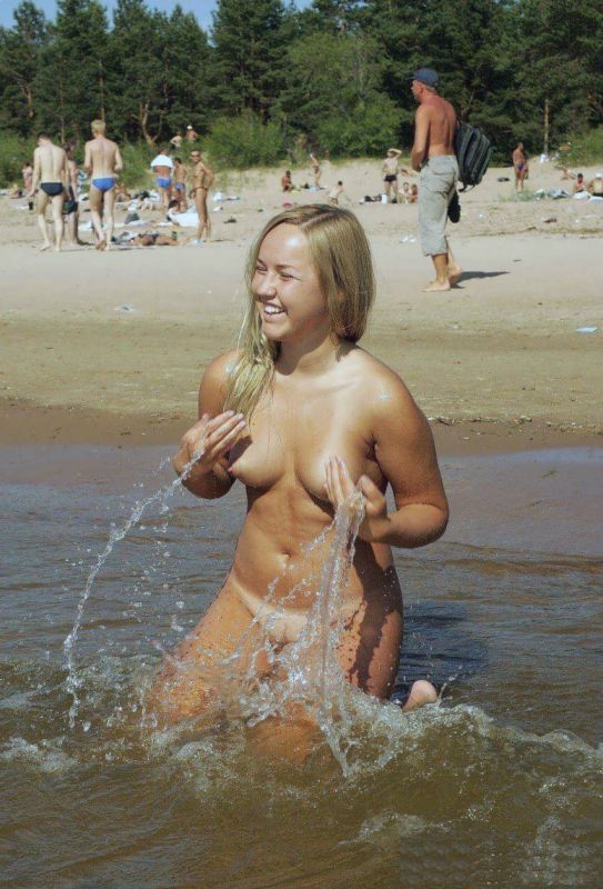 Naked babes caught off guard - Pics and galleries