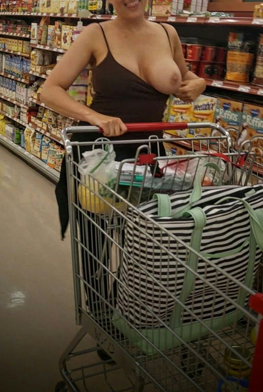 wife flashes at grocery store