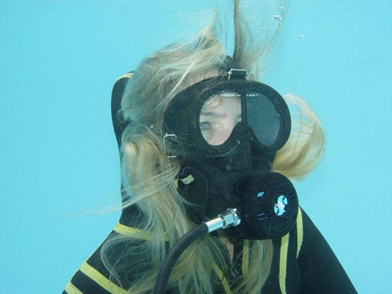 underwater scuba girls