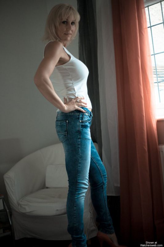 voyeur ass in tight jeans