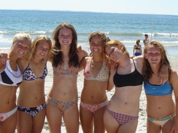 Group of blondes in tiny bikini - Porn pictures
