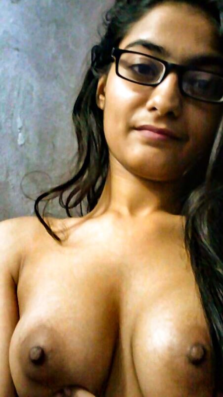 amateur girl topless selfie