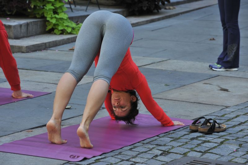 nude yoga pants ass