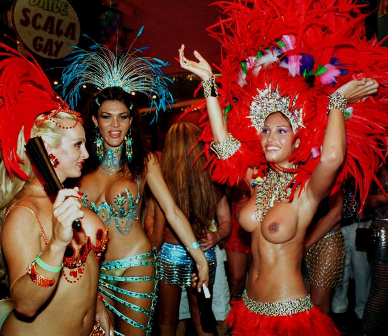 women at rio carnival