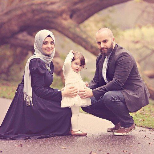 hijab family kiss