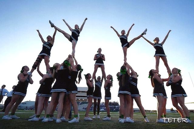 extreme high school cheerleading pyramids