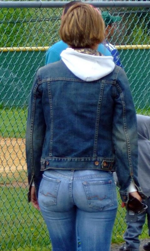 moms booty in jeans