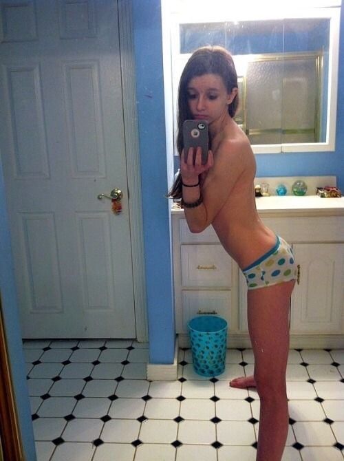 Naked high school girl selfie