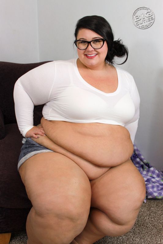 ssbbw with cellulite thighs