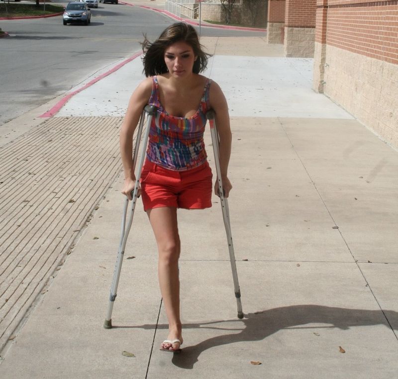 girl on crutches