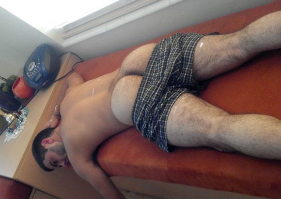 hombres durmiendo desnudos