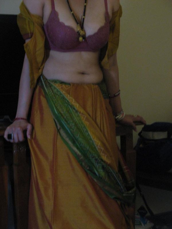 indian saree cleavage press
