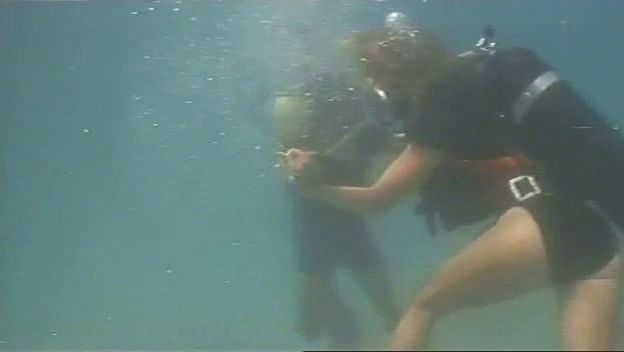 women scuba divers