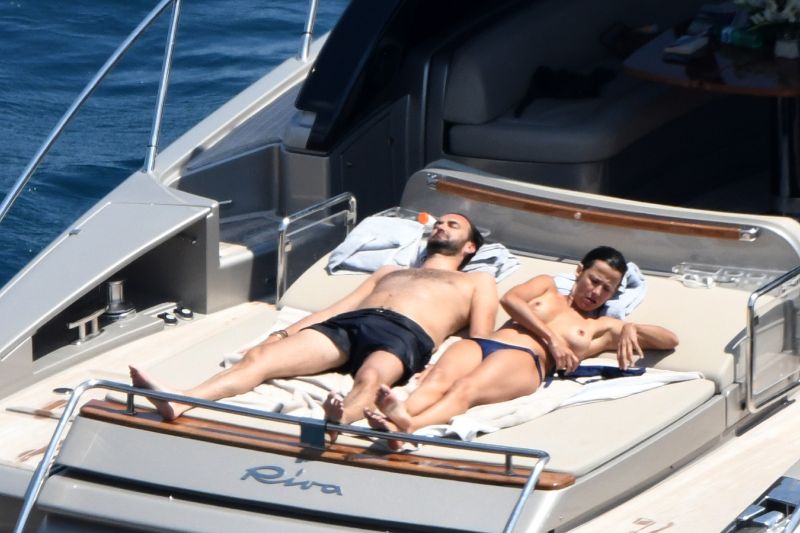 milf sunbathing nude on boat
