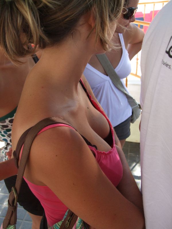 candid downblouse daughter