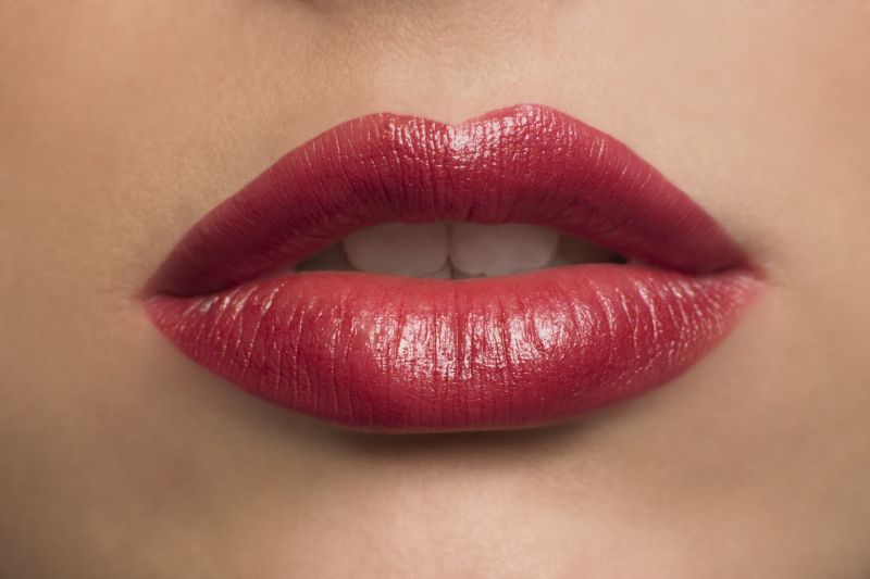 dark red lipstick kiss
