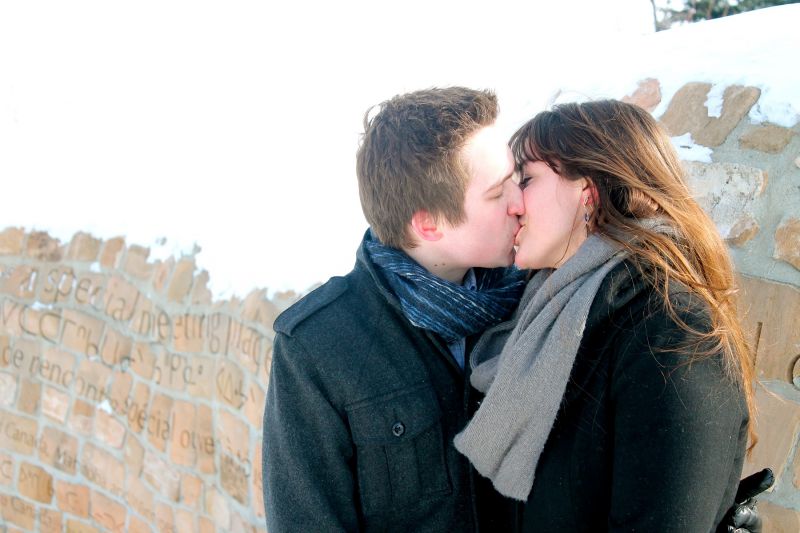 romantic kiss wallpaper