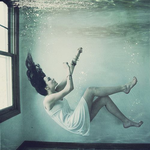 drowning women underwater photography