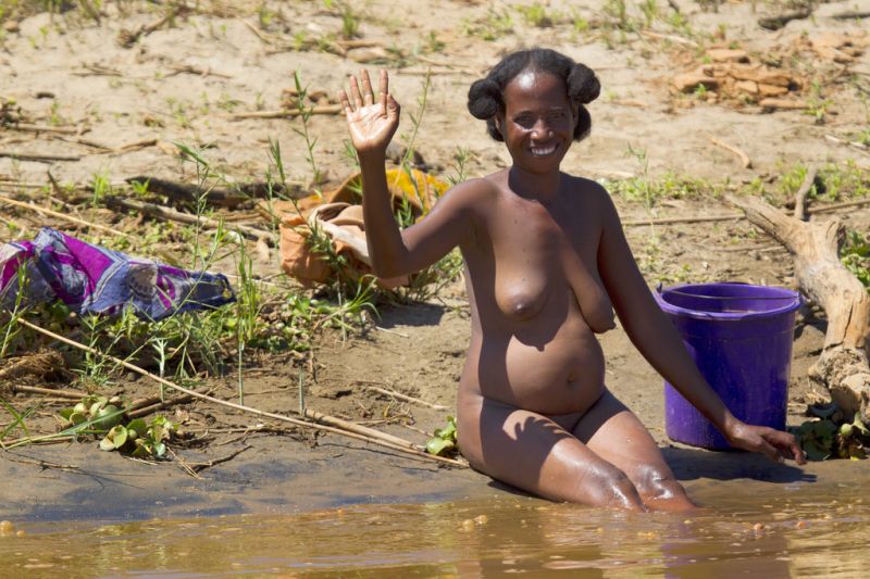 communal bathing african girls