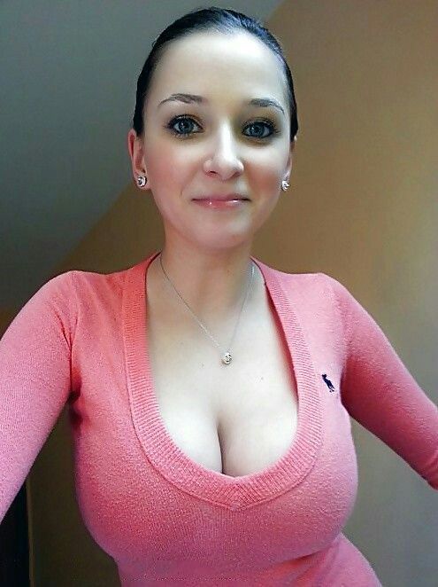 hot girl cleavage selfie