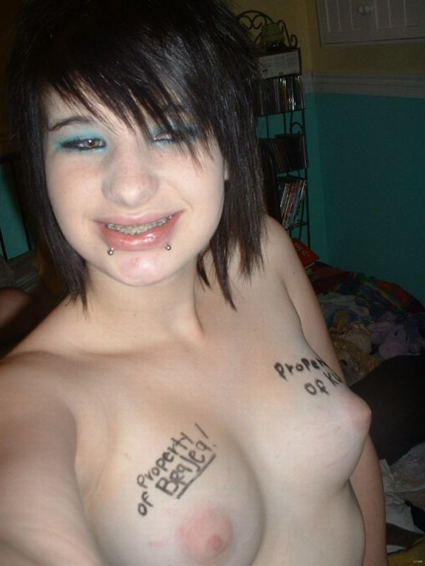 Moving naked pics of emo girl