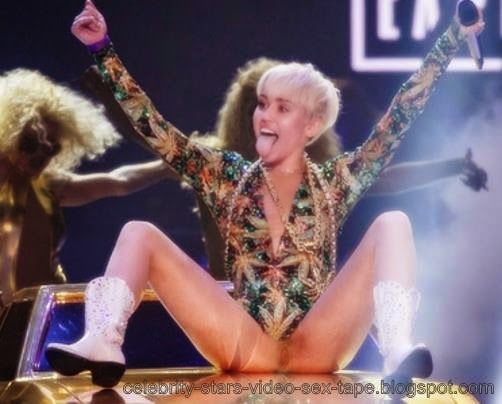 miley touching herself