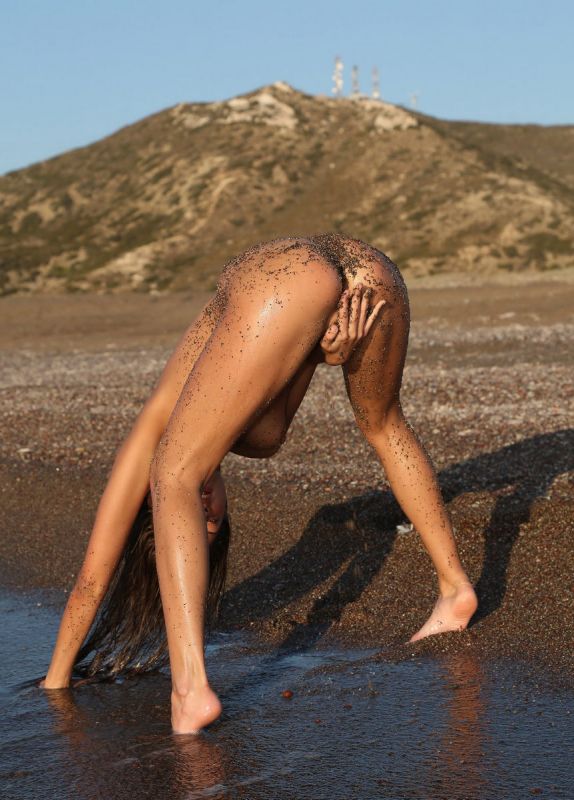 curvy nude beach