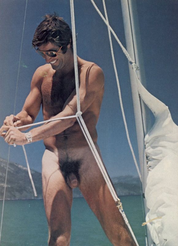 Nude vagabonde sailing la Sailing La