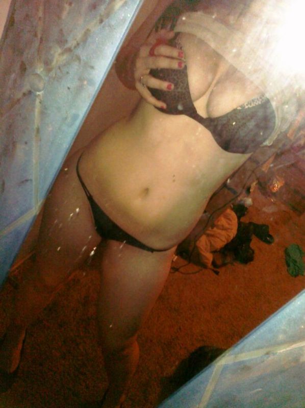 curvy milf naked selfie