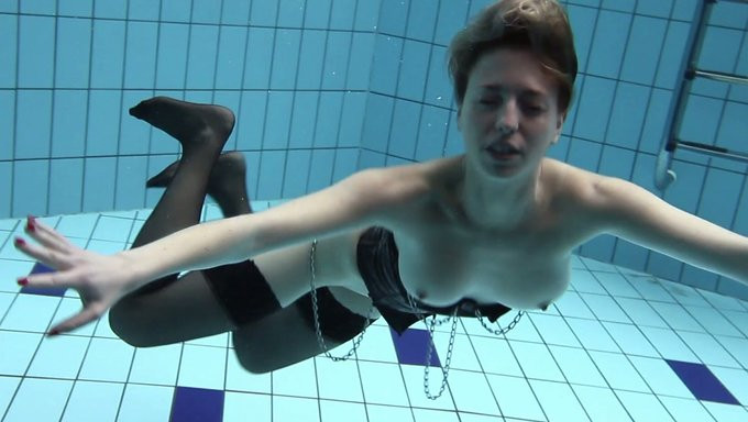 women fucking underwater