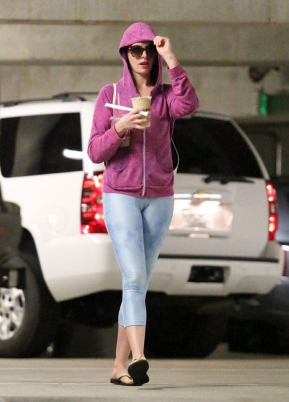 anne hathaway yoga pants stain