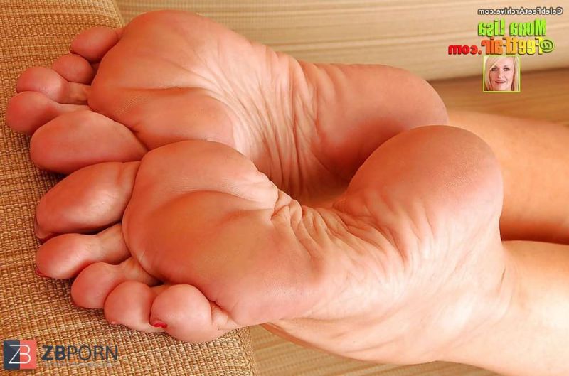 mature feet long toes