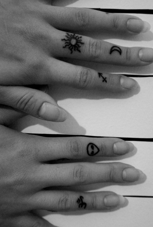 henna finger tattoo designs