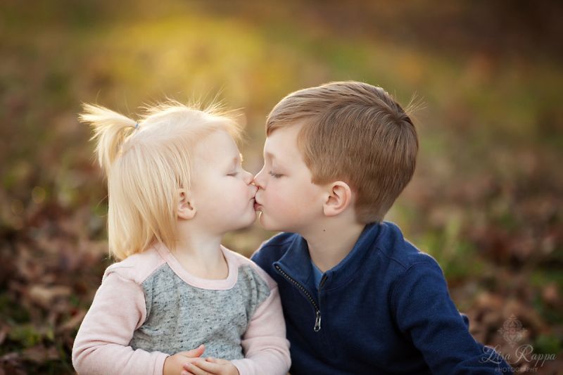 cute couple kissing aesthetic