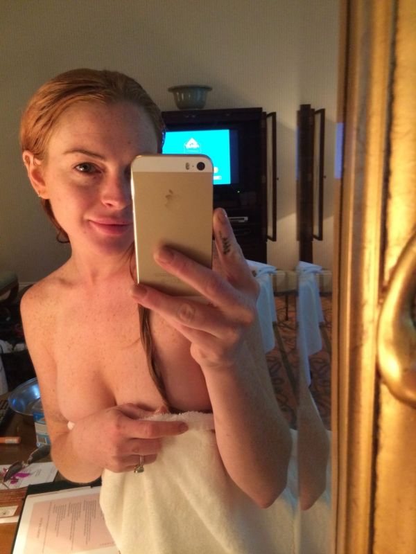 lindsay lohan sans bra