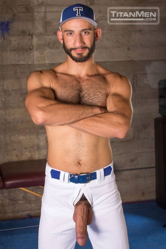naked hung men pics