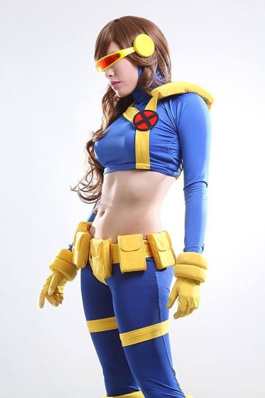 cosplayers at comic con